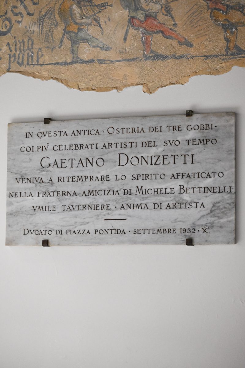 La placa en la entrada de la osteria, dedicada a Gaetano Donizetti